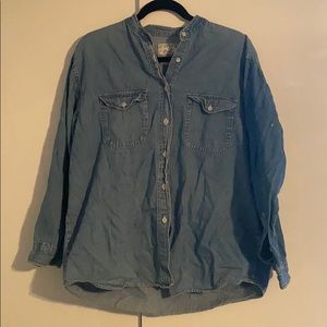 Cotton button-up with denim style.